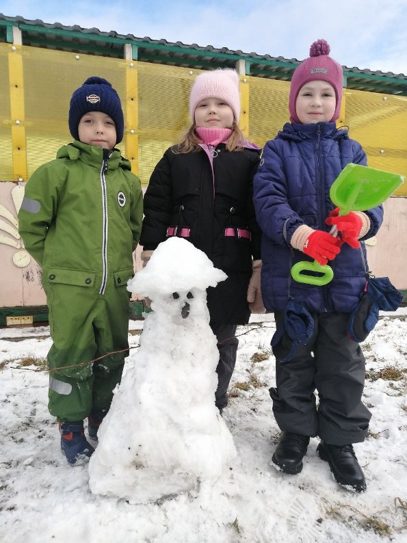 дети и снеговик